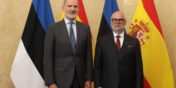 The King begins his visit to the Baltics in Estonia, without any minister to accompany him