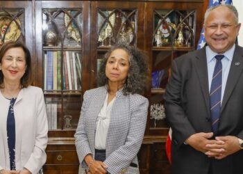 Robles and the Secretary of the US Navy address collaboration in supporting Ukraine