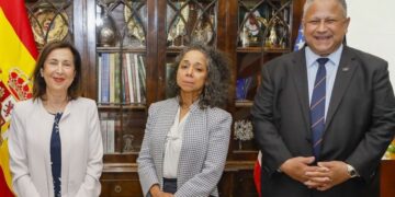 Robles y el secretario de la Armada de EEUU abordan la colaboración en el apoyo a Ucrania