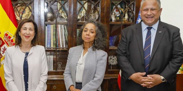 Robles and the Secretary of the US Navy address collaboration in supporting Ukraine