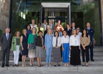 Minister Robles has breakfast with twenty female foreign ambassadors