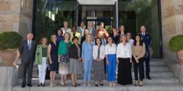 La ministra Robles desayuna con una veintena de embajadoras extranjeras