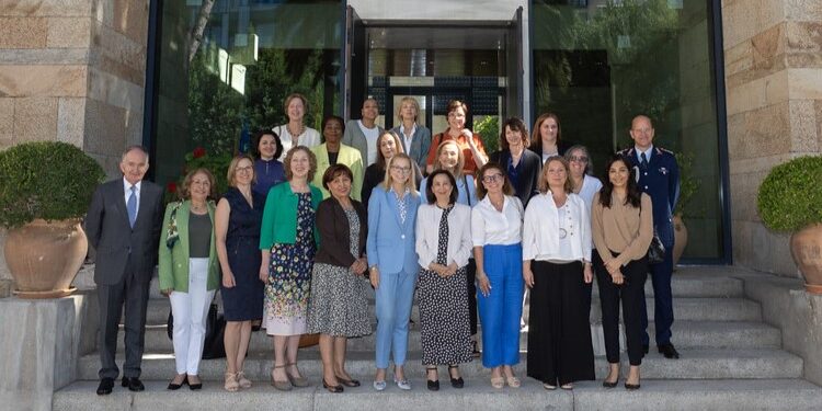 Minister Robles has breakfast with twenty female foreign ambassadors