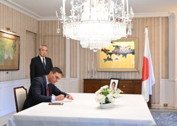 Sánchez visits Japanese Embassy and expresses condolences over Abe’s murder