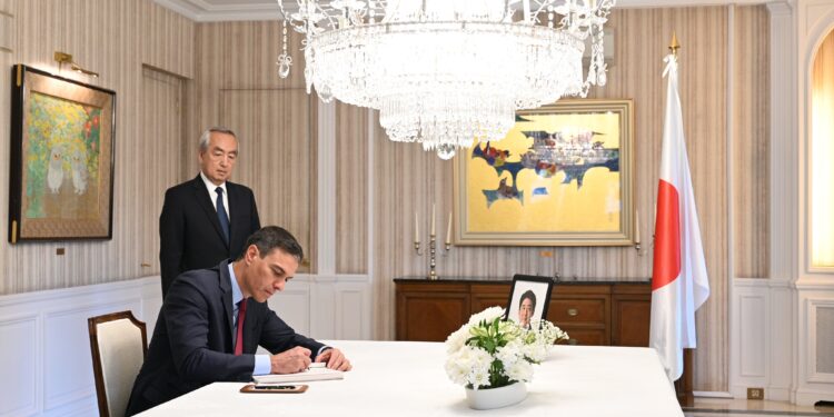Sánchez visits Japanese Embassy and expresses condolences over Abe’s murder