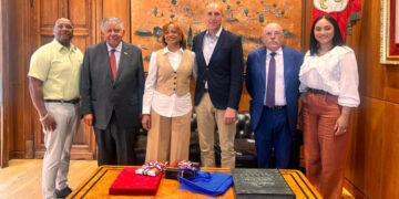 La diáspora dominicana en la provincia de León distingue al embajador Díaz