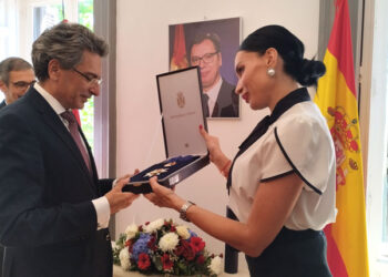 Serbian ambassador presents the Order of the Serbian Flag to former ambassador to Belgrade Raul Bartolomé