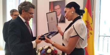 La embajadora de Serbia impone la Orden de la Bandera Serbia al ex embajador en Belgrado Raúl Bartolomé