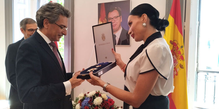La embajadora de Serbia impone la Orden de la Bandera Serbia al ex embajador en Belgrado Raúl Bartolomé