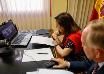 Robles anuncia a su homólogo de Ucrania el próximo envío de material antiaéreo