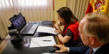 Robles anuncia a su homólogo de Ucrania el próximo envío de material antiaéreo