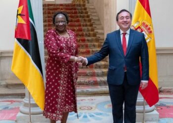 Albares aborda la cooperación y la lucha antiterrorista con su homóloga de Mozambique