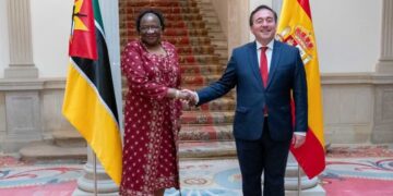 Albares aborda la cooperación y la lucha antiterrorista con su homóloga de Mozambique