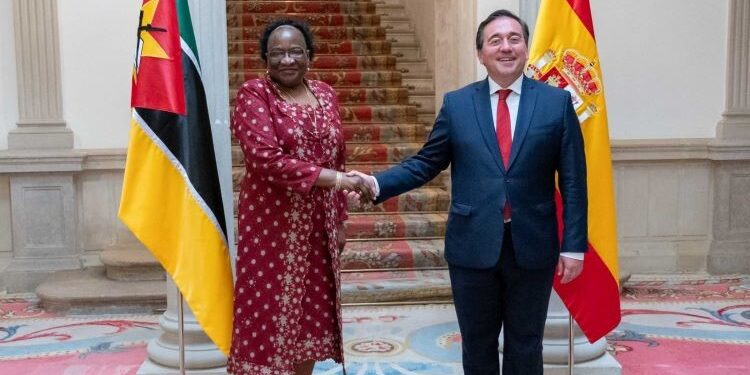 Albares addresses cooperation and the fight against terrorism with his Mozambican counterpart