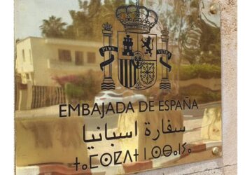 El embajador en Rabat rotula la placa de la Embajada también en la lengua  amazig