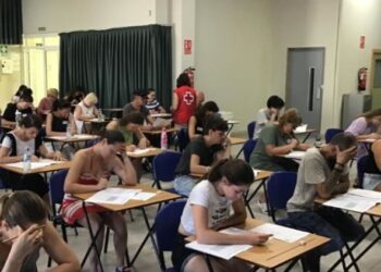 28 ucranianos se examinan del diploma de español del Cervantes con apoyo de Cruz Roja