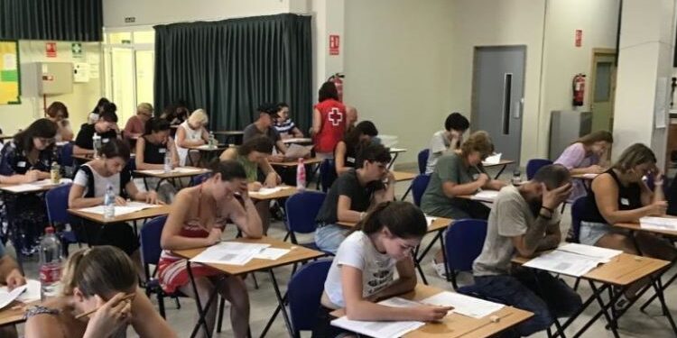 28 Ukrainians take the Cervantes Spanish diploma exam with the support of the Red Cross