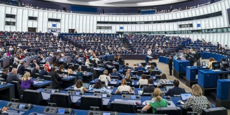 Podemos coincide con Orbán en el rechazo a una resolución a favor de Ucrania en la Eurocámara