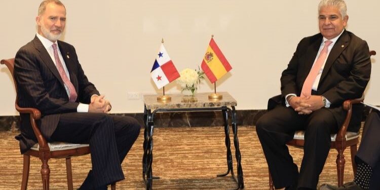 El Rey expresa al nuevo presidente de Panamá su interés por la crisis migratoria en el Darién