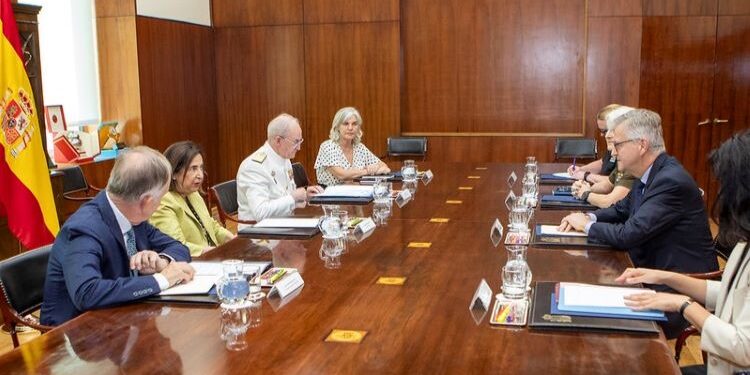 Robles aborda la misión española en Líbano con el jefe adjunto de operaciones de paz de la ONU