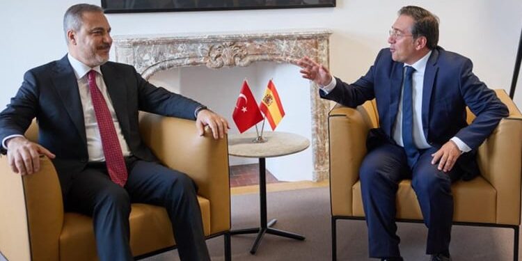 El ministro de Exteriores analiza con su homólogo de Turquía la situación en Oriente Medio