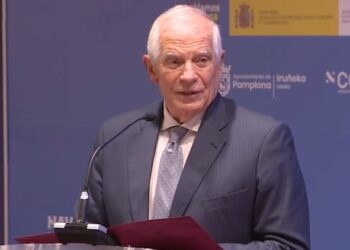 Borrell receives an award in Pamplona for his contribution to European construction