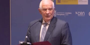 Borrell receives an award in Pamplona for his contribution to European construction