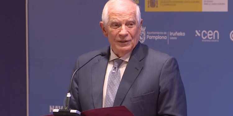 Borrell receives an award in Pamplona for his contribution to European construction