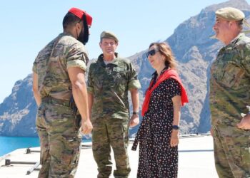 The Minister of Defence visits the Spanish rocks located off the coast of Morocco