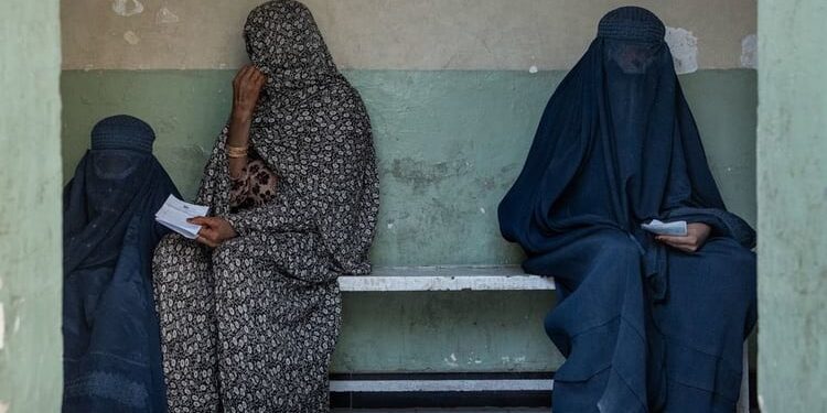 España condena la ley talibán que prohíbe el sonido de la voz de una mujer en público
