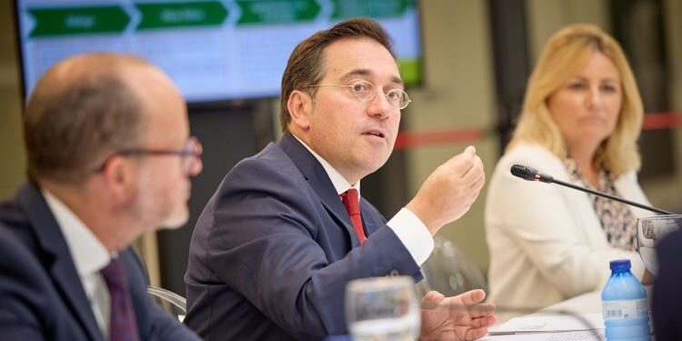 Albares aborda con el resto de Ministerios la nueva Estrategia África de Exteriores