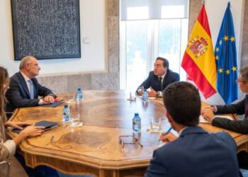 Albares and the ‘conseller’ of Foreign Affairs of the Generalitat agree to strengthen Catalan in the EU