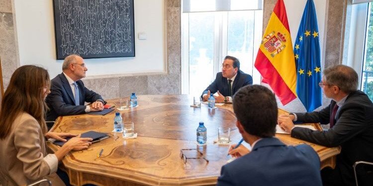 Albares y el conseller de Acción Exterior de la Generalitat acuerdan reforzar el catalán en la UE