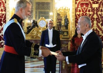 The Palestinian ambassador presents his Credentials to the King for the first time