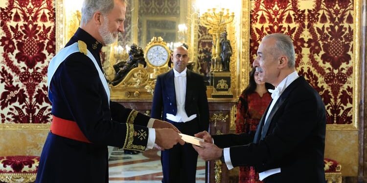 The Palestinian ambassador presents his Credentials to the King for the first time