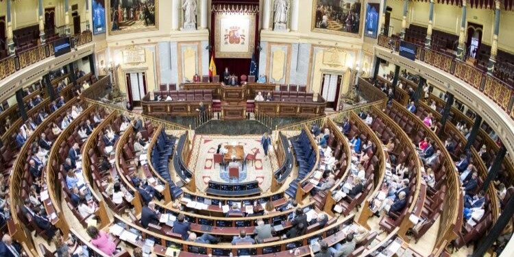 El Congreso pide que el Gobierno reconozca el triunfo de Edmundo González, con los votos en contra del PSOE