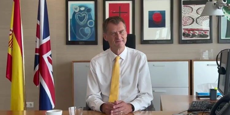Hugh Elliott se despide como embajador después de “cinco años turbulentos pero maravillosos”