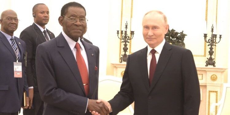 Obiang invita en Moscú a Putin a visitar Guinea Ecuatorial “sin riesgo de ser detenido”