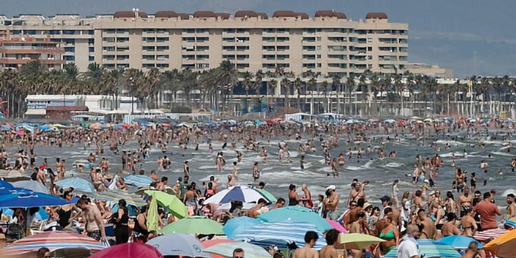 España se sitúa entre los destinos con mayor índice de sobreturismo de Europa durante el verano