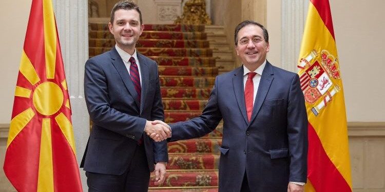Albares reitera a su homólogo normacedonio el apoyo de España a la adhesión de su país a la UE