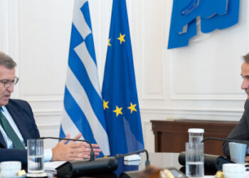 Feijóo praises Greece’s migration policy in Athens