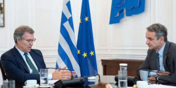 Feijóo elogia en Atenas la política migratoria de Grecia