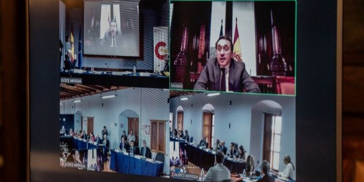 Albares pide a los embajadores en Iberoamérica que “refuercen las relaciones con los países hermanos”