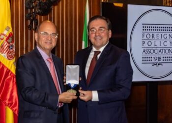 Albares ensalza el multilateralismo y la “nueva política exterior española” tras recibir la Medalla de la FPA