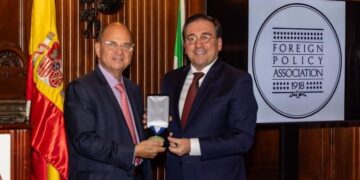 Albares praises multilateralism and the “new Spanish foreign policy” after receiving the FPA Medal