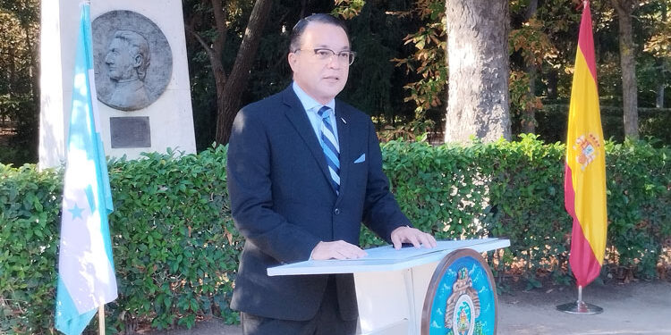 Ofrenda floral de la Embajada de Honduras a Morazán Quesada