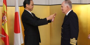El embajador de Japón condecora al secretario general de Política de Defensa