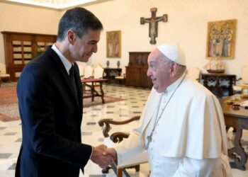 Sanchez invites the Pope to visit the Canary Islands to learn about the migration crisis