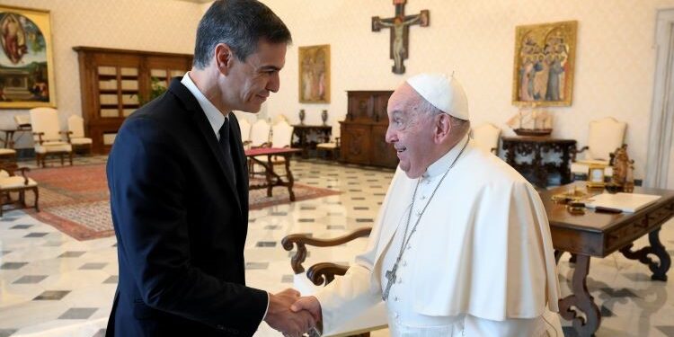 Sánchez invita al Papa a visitar Canarias para conocer la crisis migratoria