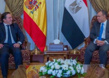 Albares defends in Egypt a negotiated solution for the Middle East “against those who prefer war”